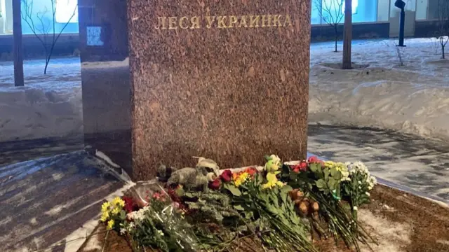 у памятника Лесе Украинке