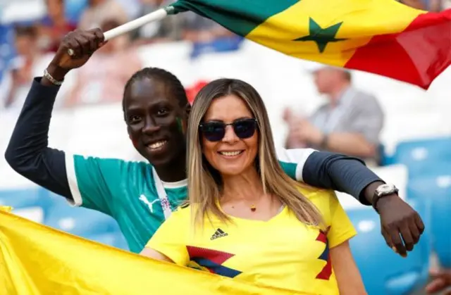 Mbere y'umukino wa Senegal na Colombia, abafana ku mpande zombi bamwenyuraga