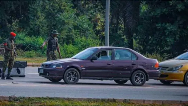 Awọn ologun n da ọkọ duro