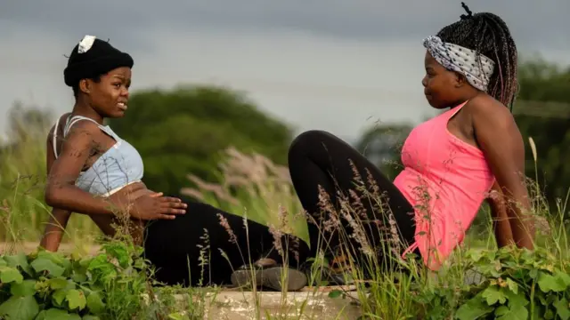 ụmụ nwaanyị na-eme 'exercise'