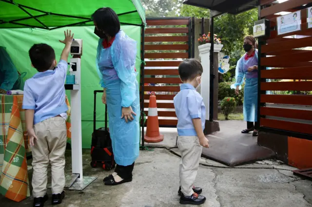 นักเรียนวัดอุณหภูมิร่างกายก่อนเข้าโรงเรียน