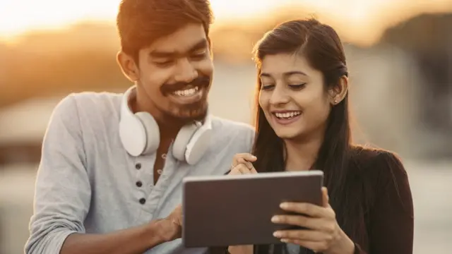 Jóvenes con tablet en India