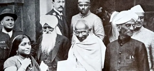 બીજી રાઉન્ડ ટેબલ કૉન્ફરન્સ 1931 વખતે મહાત્મા ગાંધી સાથે સરોજિની નાડયુ, પ્રભાશંકર પટ્ટણી, રંગાસ્વામી અયંગર અને મહાદેવ દેસાઈ