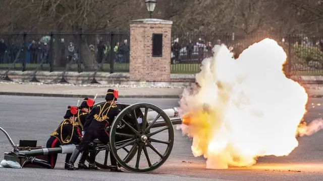 লন্ডনের উলইচ ব্যারাক থেকে তোপধ্বনি - ১০ই এপ্রিল ২০২১