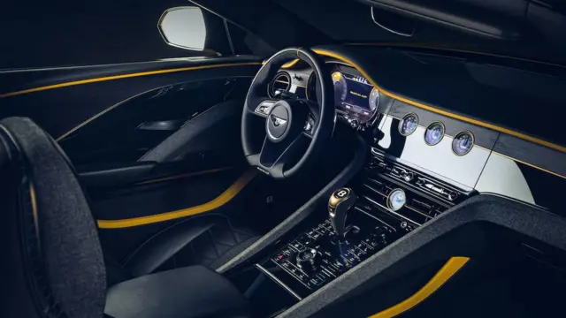 داشبورد بنتلی باکالار از چوب درختی ۵۰۰۰ ساله ساخته شده است