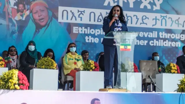 Mayor Adanech Abebe ageza ijambo ku mbaga y'abari mu myigaragambyo ishyigikiye leta