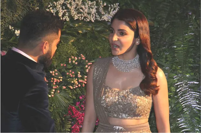 తమ పెళ్లి అనంతరం 2017 డిసెంబర్ 26వ తేదీన ముంబైలో రిసెప్షన్‌లో అనుష్క శర్మ, విరాట్ కోహ్లీ