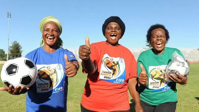 Des grands-mères sud-africaines jouent au football dans le township de Nkowankowa le 24 novembre 2009 à Tzaneen, en Afrique du Sud.
