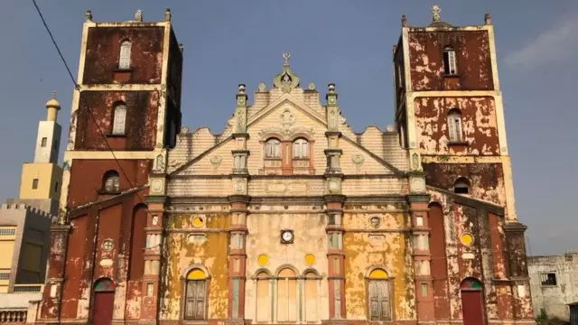 Mesquita com estilo arquitetônico das igrejas católicas brasileiras construídas por ex-escravos que voltaram ao Benim, no oeste da África