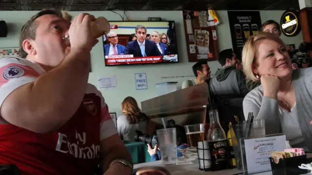 Американцы в кафе смотрят трансляцию
