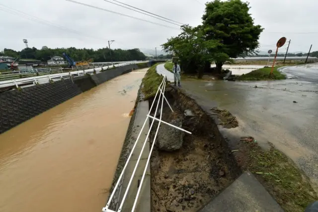 கடும் மழையில் சின்னாபின்னமான தெற்கு ஜப்பான் (புகைப்படத் தொகுப்பு)