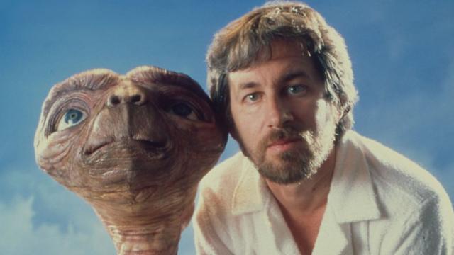 Steven Spielberg posa junto a E.T.