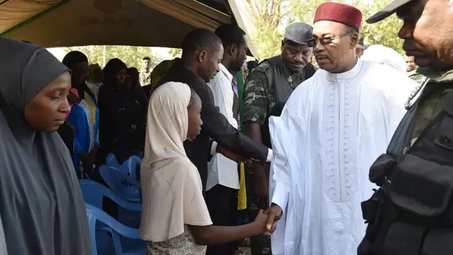 Le président du Niger serrant les mains des jeunes filles
