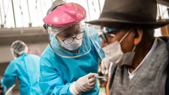 Un hombre mayor recibe la vacuna contra el covid-19 en Perú.