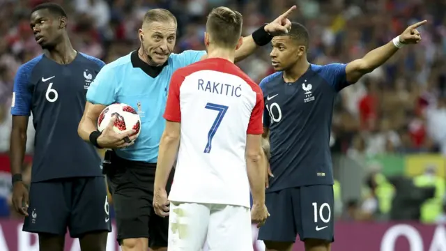 Refa Nestor Pitana wa Argentina, Kylian Mbappe na Pogba na Rakitic wa Croatia