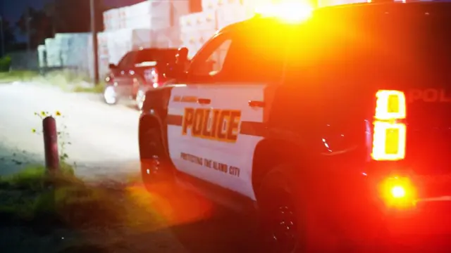 Carro de la policía en el lugar.