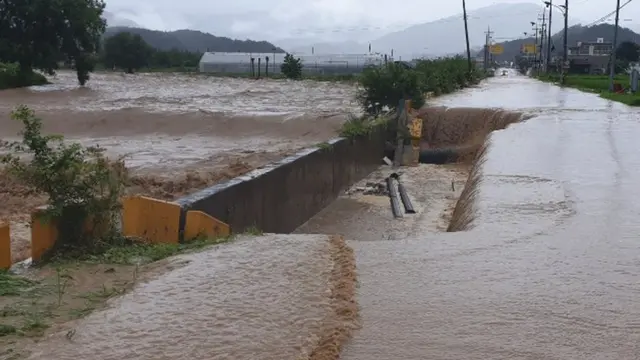 2일 충북 산척면 한 도로가 폭우로 유실됐다. 이날 충주에는 220㎜가 넘는 폭우가 쏟아졌다. (충주시 제공)