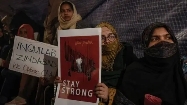 Деҳлидаги камситувчи мазмунга эга қонунга қарши намойишларга етакчилик қилганлар аёллар бўлдилар