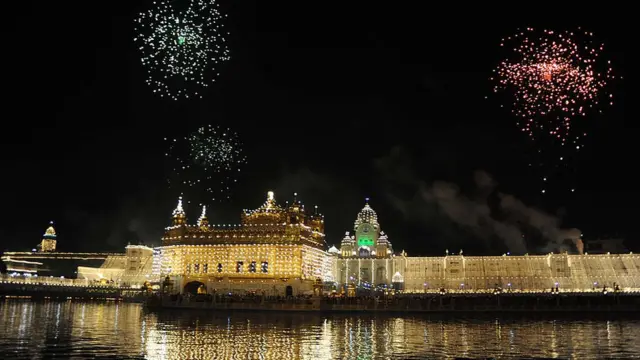 ભારતમાં રાજકીય, સામાજિક તથા ધાર્મિક પ્રસંગો ઉપર આતશબાજી તથા ફટાકડા ફોડવાનું વિશેષ મહત્ત્વ