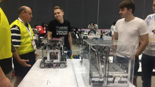 Українські учасники поруч з роботом