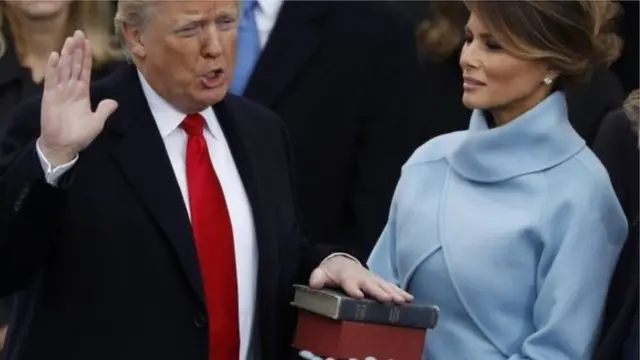 นายทรัมป์กล่าวสาบานตน โดยมีนางเมลาเนีย ภริยา เป็นผู้ถือคัมภีร์ไบเบิล