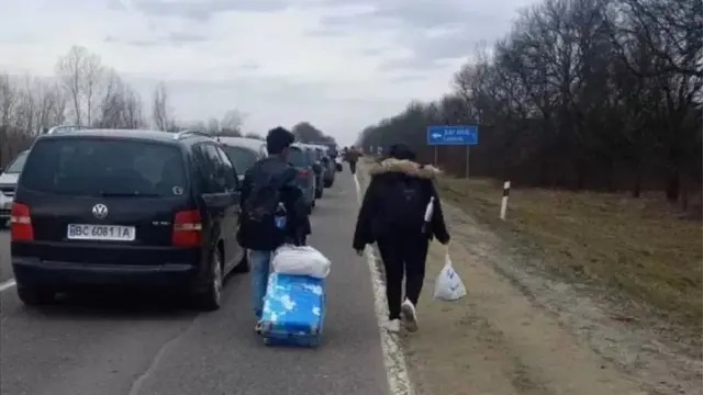 યુક્રેનથી બહાર જતા લોકો