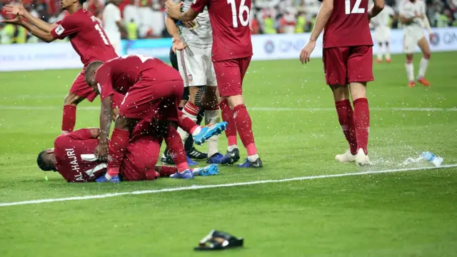 رشق لاعبي منتخب قطر بالنعال والزجاجات