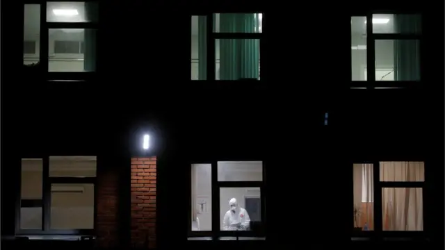 Медик в окне Санкт-Петербурга