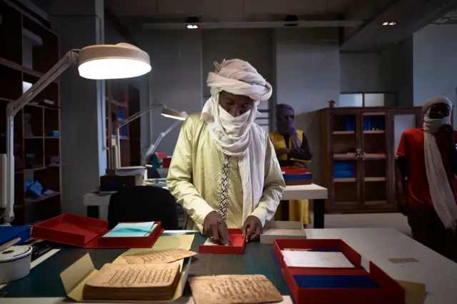 حرفي في مركز أحمد بابا للتوثيق