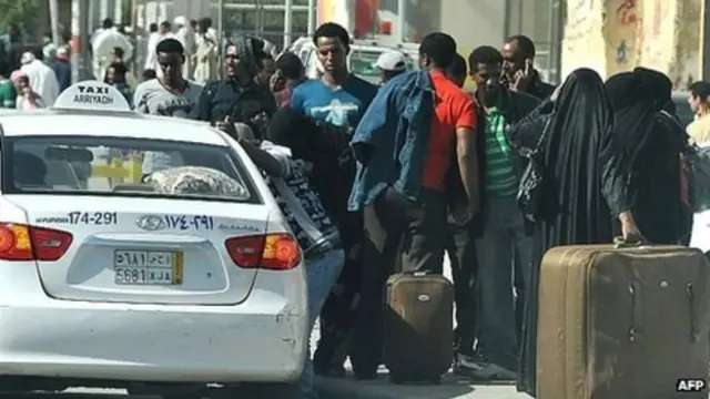 සෞදි අරාබියේ සේවය කරන විදේශිකයන් පිරිසක්