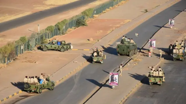 عسكريون سودانيون يسدون الطريق