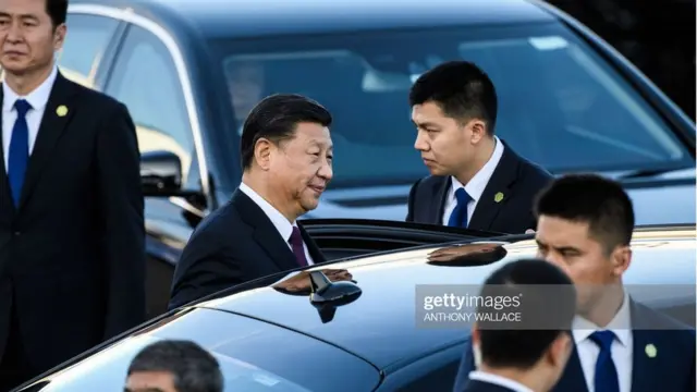 Madaxweynaha shiinaha iyo ilaaladiisa gaarka ah