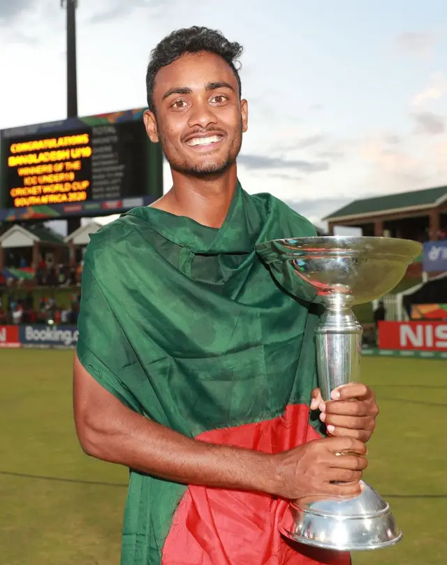 ২০২০ সালে দক্ষিণ আফ্রিকায় যুব বিশ্বকাপ জয়ী দলে ছিলেন শরিফুল