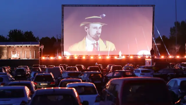 sinema yazarlarına yeni filmlerin gösterime giremediği ve festivalleri takip edemedikleri bu dönemde evlerinde hangi yapımları izlediklerini sorduk.