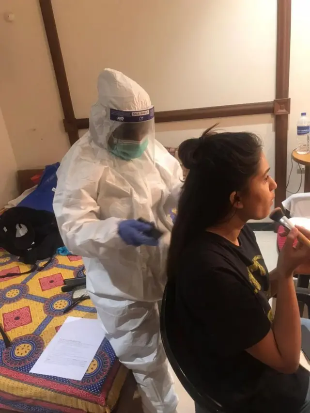 मालिकांच्या सेटवर मेकअप आर्टिस्ट पीपीई किट घालूनच मेकअप करत आहेत.