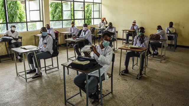Les élèves de l'école secondaire Al-Haramain attendent que leur cours commence alors qu'ils assistent à leur premier jour d'école rouverte à Dar es Salaam, en Tanzanie, le 1er juin 2020.