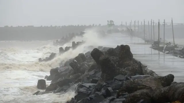 વાયુ વાવાઝોડાથી કિનારે મોજાં ઊછળ્યાં