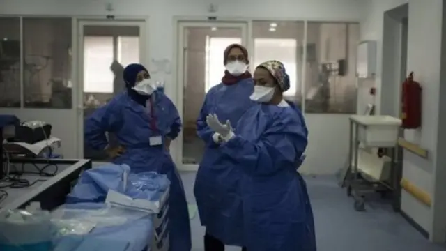 Paramedis merawat pasien Covid-19.