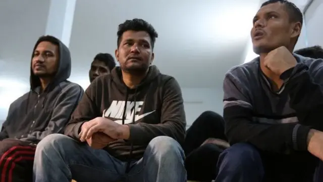 তিউনিসিয়ার একটি আশ্রয় কেন্দ্রে বিশ্রাম নিচ্ছেন বৃহস্পতিবার ভূমধ্যসাগরে এক নৌকা ডুবিতে বেঁচে যাওয়া বাংলাদেশীসহ ক'জন অভিবাসী।