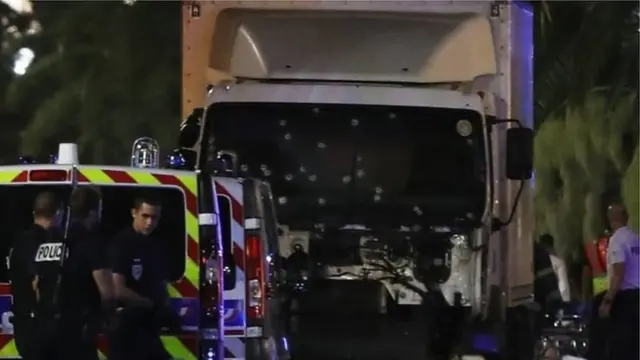 Parabrisas del camión con impactos d de bala