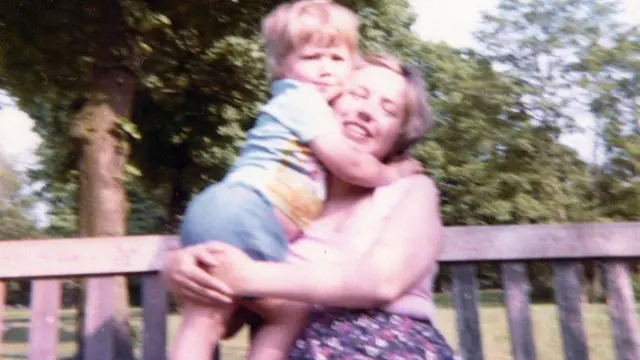 Iain e sua mãe, Irene, em uma rara foto tirada em um parque da Inglaterra