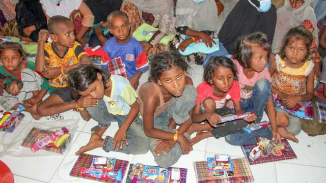 Sejumlah etnis Rohingya menunggu di ruangan setelah menjalani pemeriksaan kesehatan dan identifikasi di tempat penampungan sementara di bekas kantor Imigrasi Punteuet, Blang Mangat, Lhokseumawe, Aceh, Jumat (26/06).