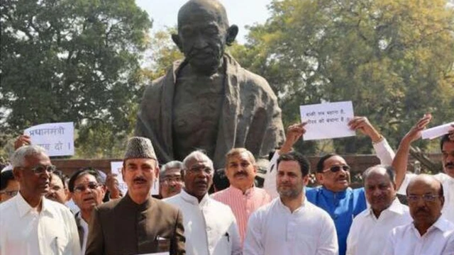 పార్లమెంటులో రాహుల్‌గాంధీ, కాంగ్రెస్ ఎంపీలు