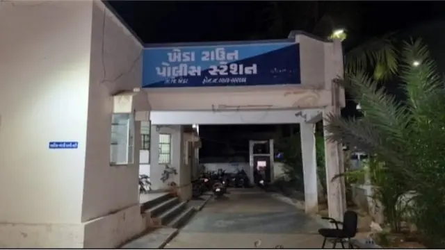 ભોગ બનનાર અને આરોપી બાળકનાં પિતા ખેડા નજીક ગોબલજમાં મજૂરીકામ કરતા હતા.