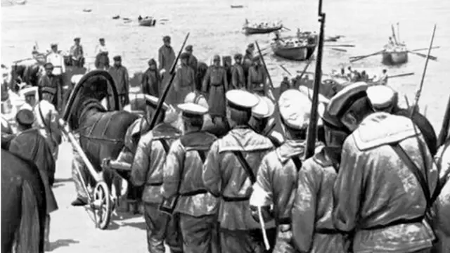 Батальные сцены "Обороны Севастополя" (1911) впервые в мире снимали с двух камер одновременно. Кадр из фильма