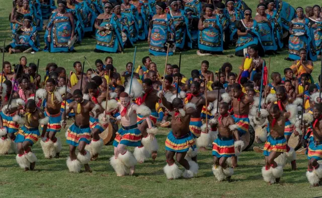 ዜጋታት ስዋዚላንድ፡ ንመበል 50 ዓመት ናፅነት ሃገሮምን መበል 50 ዓመት መዓልቲ ልደት ንጉስ ሳዋቲ ሳልሳይን ንምኽባር ብቀለማት ዝወቀበ ክዳን ተኸዲኖም