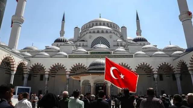 An shafe fiye da shekaru biyar ana aikin ginin masallacin