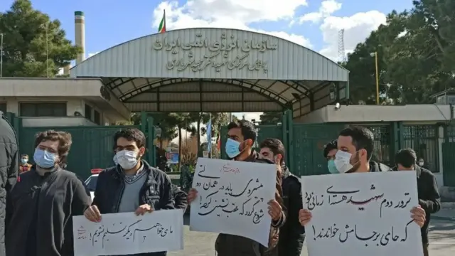 تعدادی از معترضان که بیرون ساختمان سازمان انرژی اتمی ایران تجمع کرده بودند