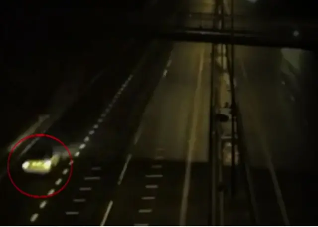 斯维庭的Mini再次被闭路电视摄影机拍摄到时，摩托车已经不见了。