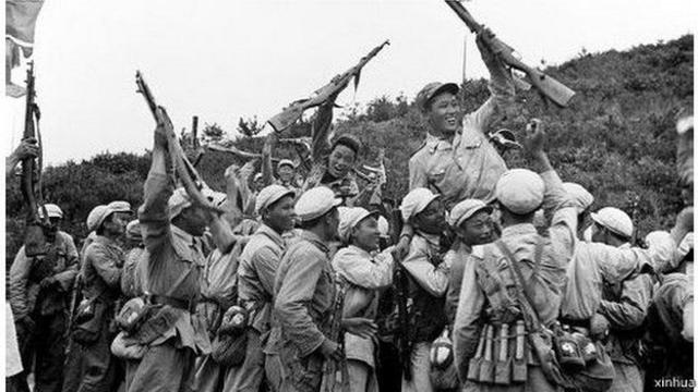 1950年6月朝鲜战争爆发，10月中国军队进入朝鲜同美国为首的联合国军作战。